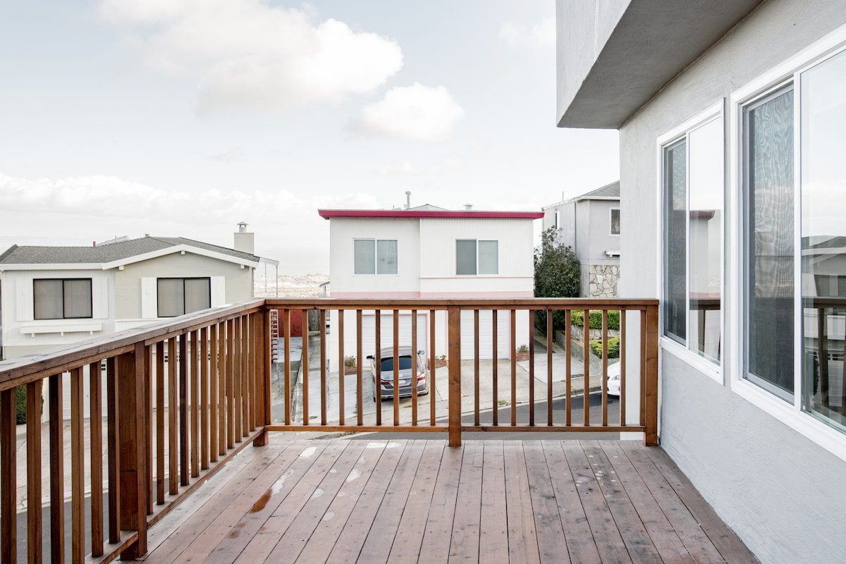 Hilltop Retreat with Panoramic Cityscape Vistas gallery image 5