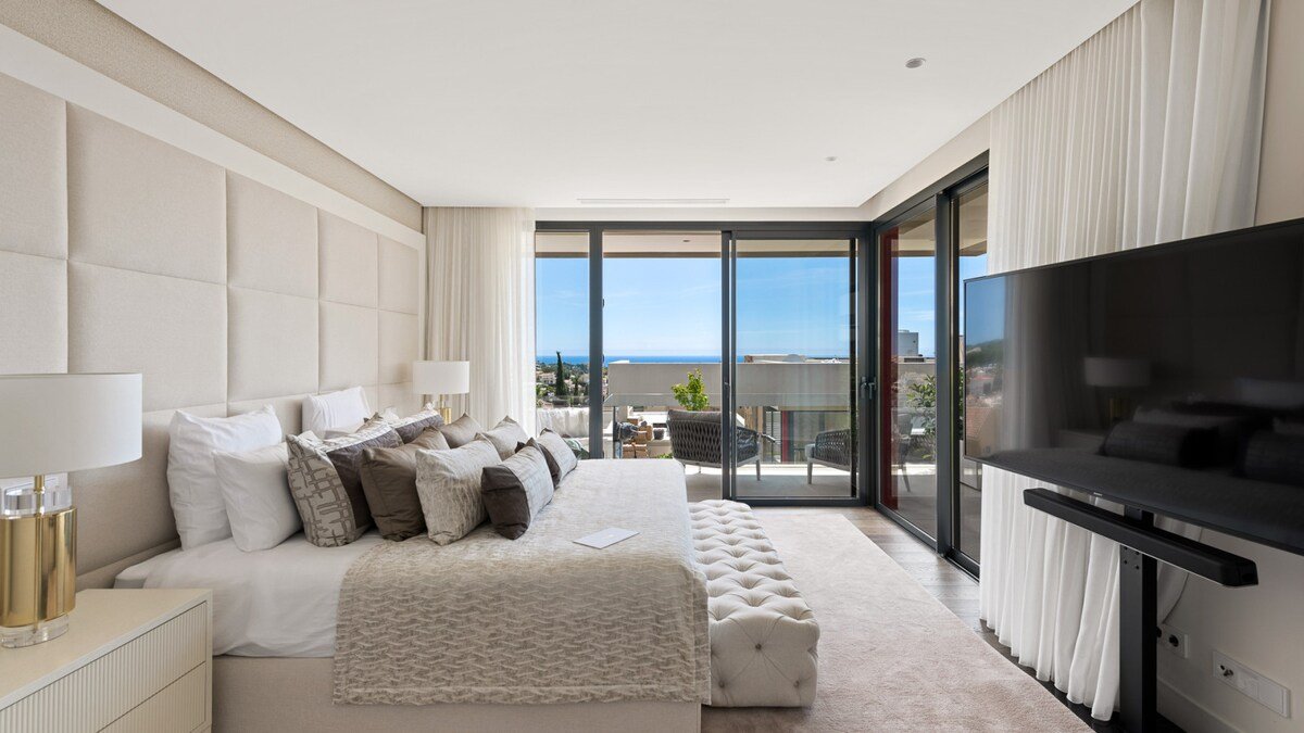 Luxury 5BR Villa, Sea View, Spa Gym 2 Heated Pools gallery image 2