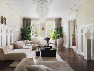 The Art Retreat – 2800 sqft – Parking + Spa