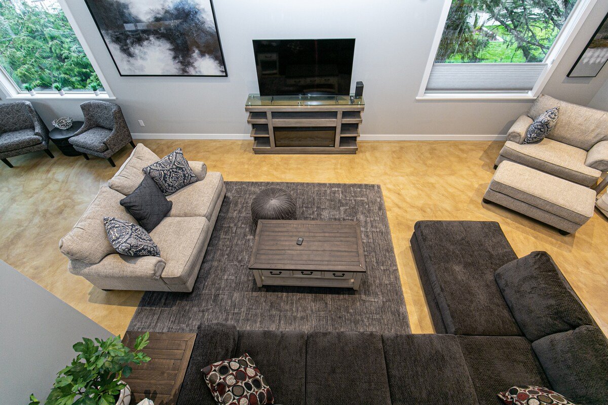 Water Front Home with Private Dock and Hottub gallery image 3