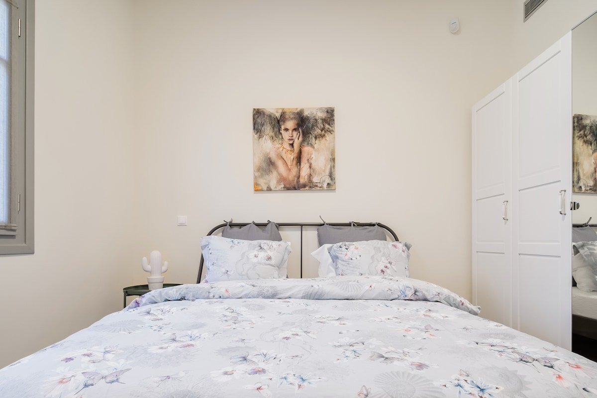 Urban Chic Home with Cityscape Vistas gallery image 4