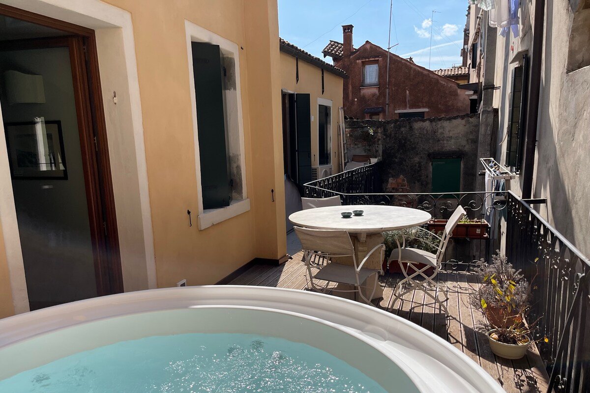 Flat direct at the canal with roof terrace gallery image 4