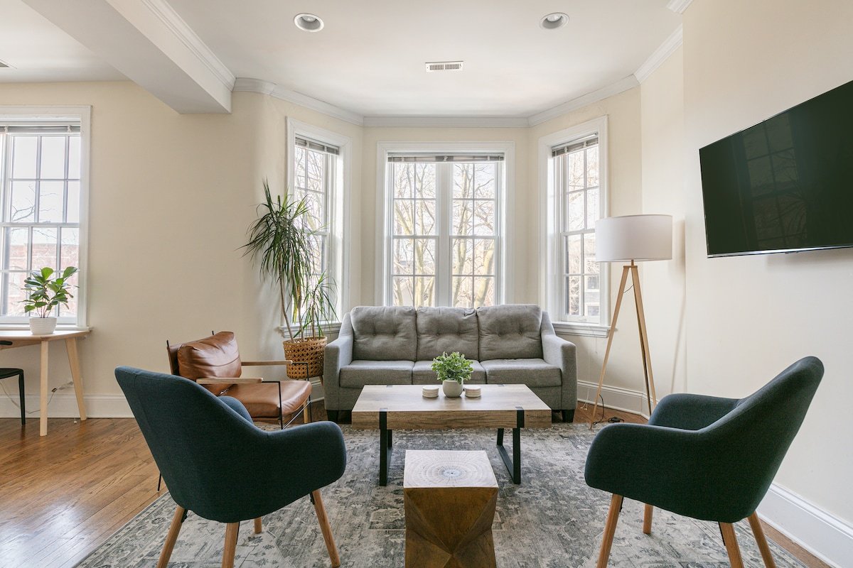 Lincoln Park Charm + On site Parking Included! gallery image 2