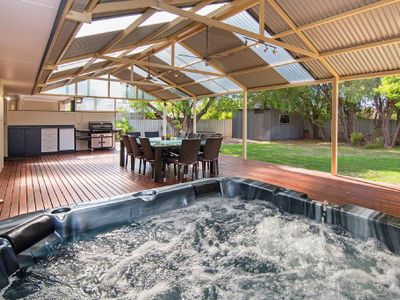 Haven By the Bay- Short walk to Broadwater beach