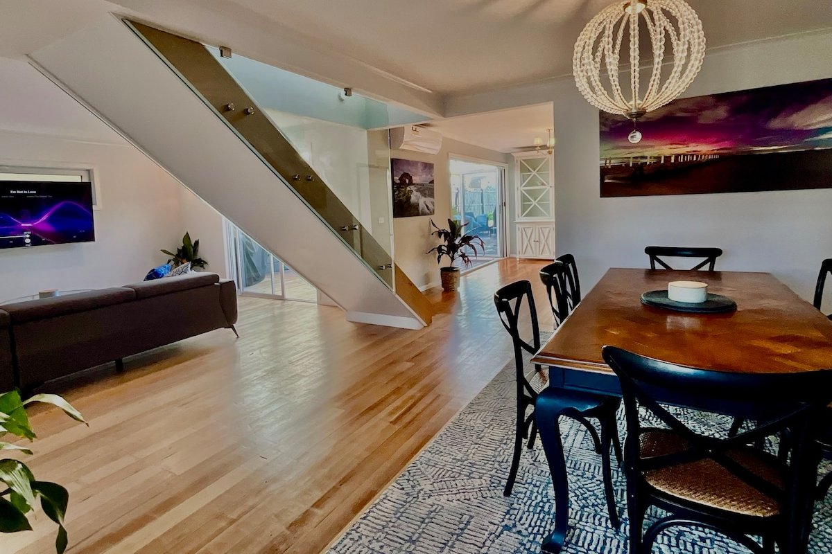 Beachfront 4BR, Unimpeded Bay Views, Hamptons Home gallery image 3