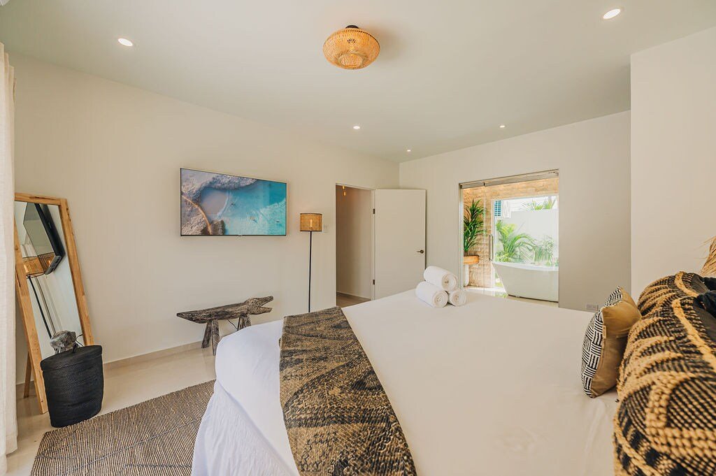 2 Min to Palm Beach, Billiard, Hot Tub, 8 People gallery image 3