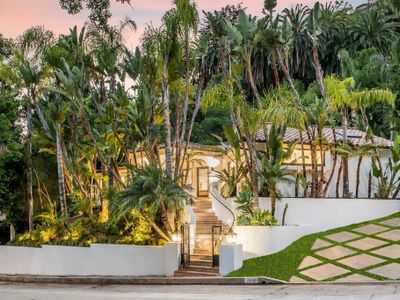 Beverly Hills Lux Retreat: Elegance Meets Serenity