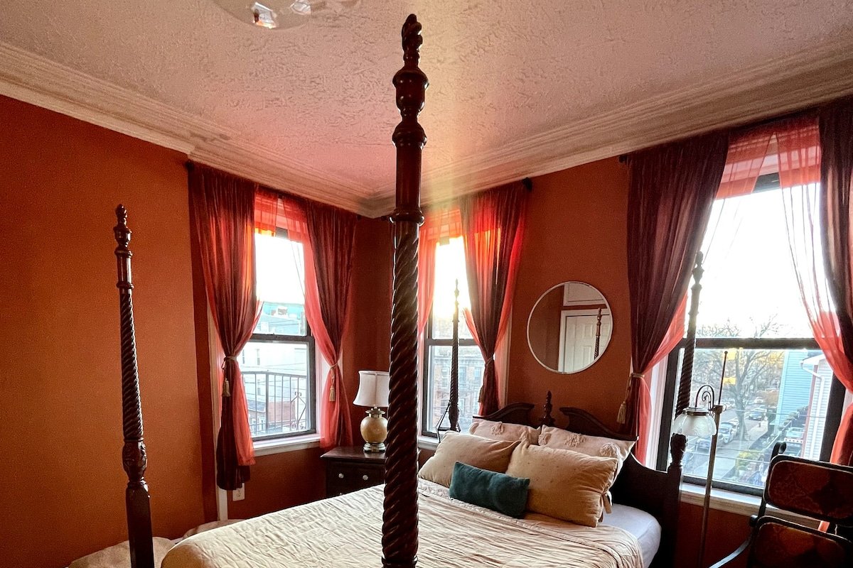 Cozy 3 Bedroom Apartment One Train Stop to NYC gallery image 2