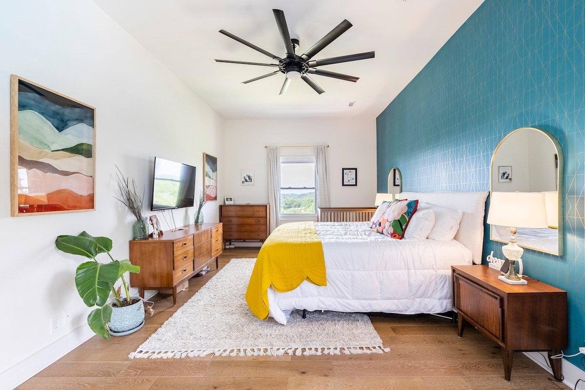 Hilltop Colonial with views, hot tub & pool gallery image 4