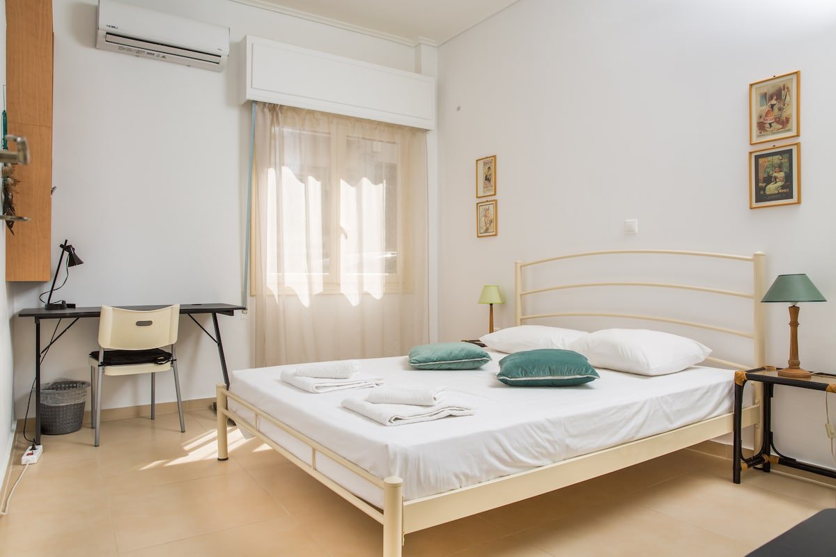 Cute Retro Apartment In Exarchia Neighborhood gallery image 2