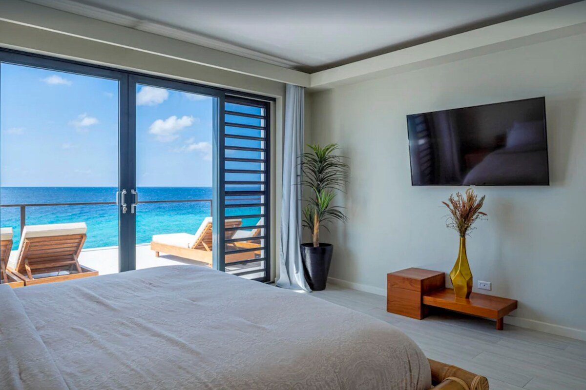 NEW – 6 Bedroom Oceanfront Bonaire Vacation Villa gallery image 3