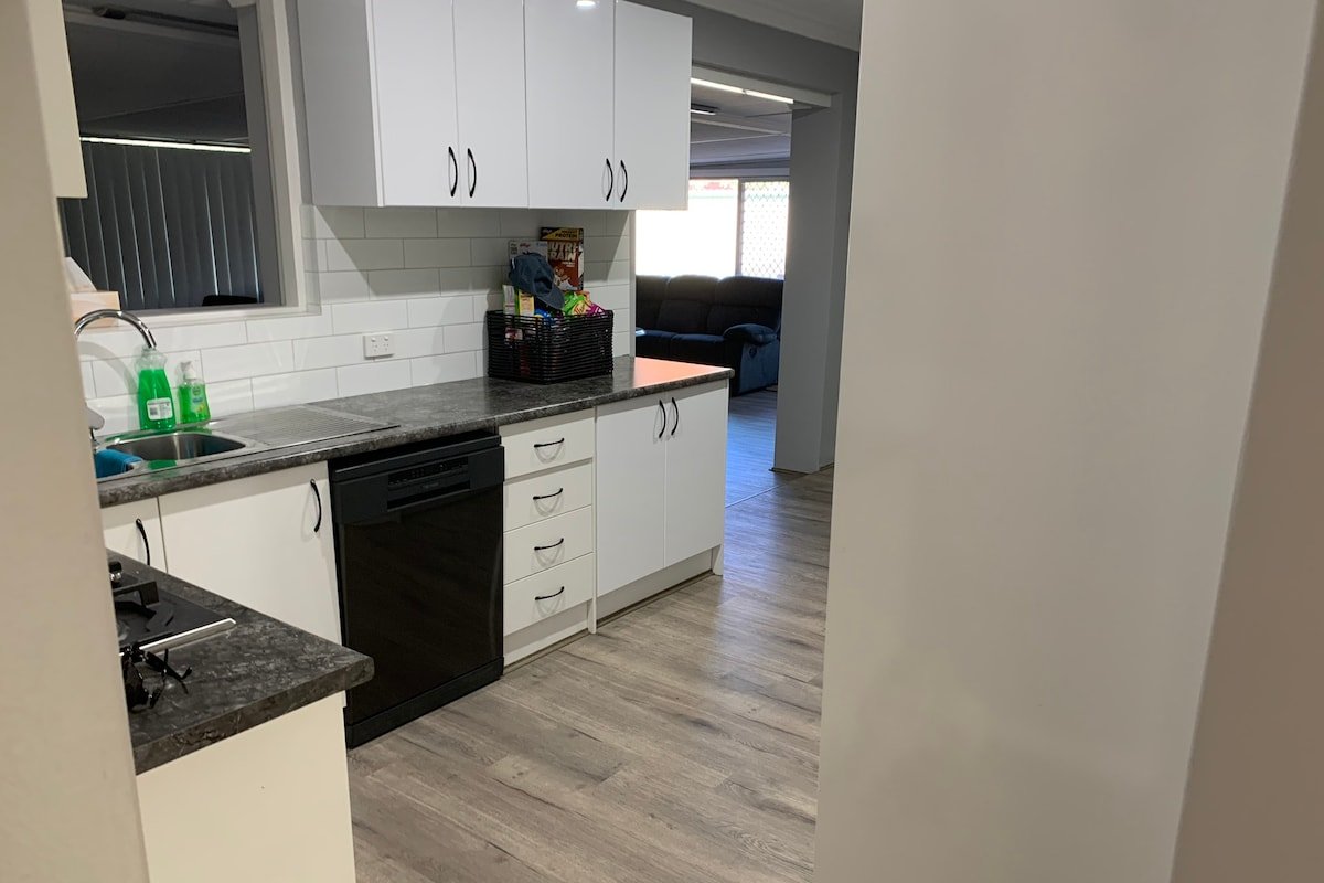 Spacious modern Family Home close to Swan Valley gallery image 4