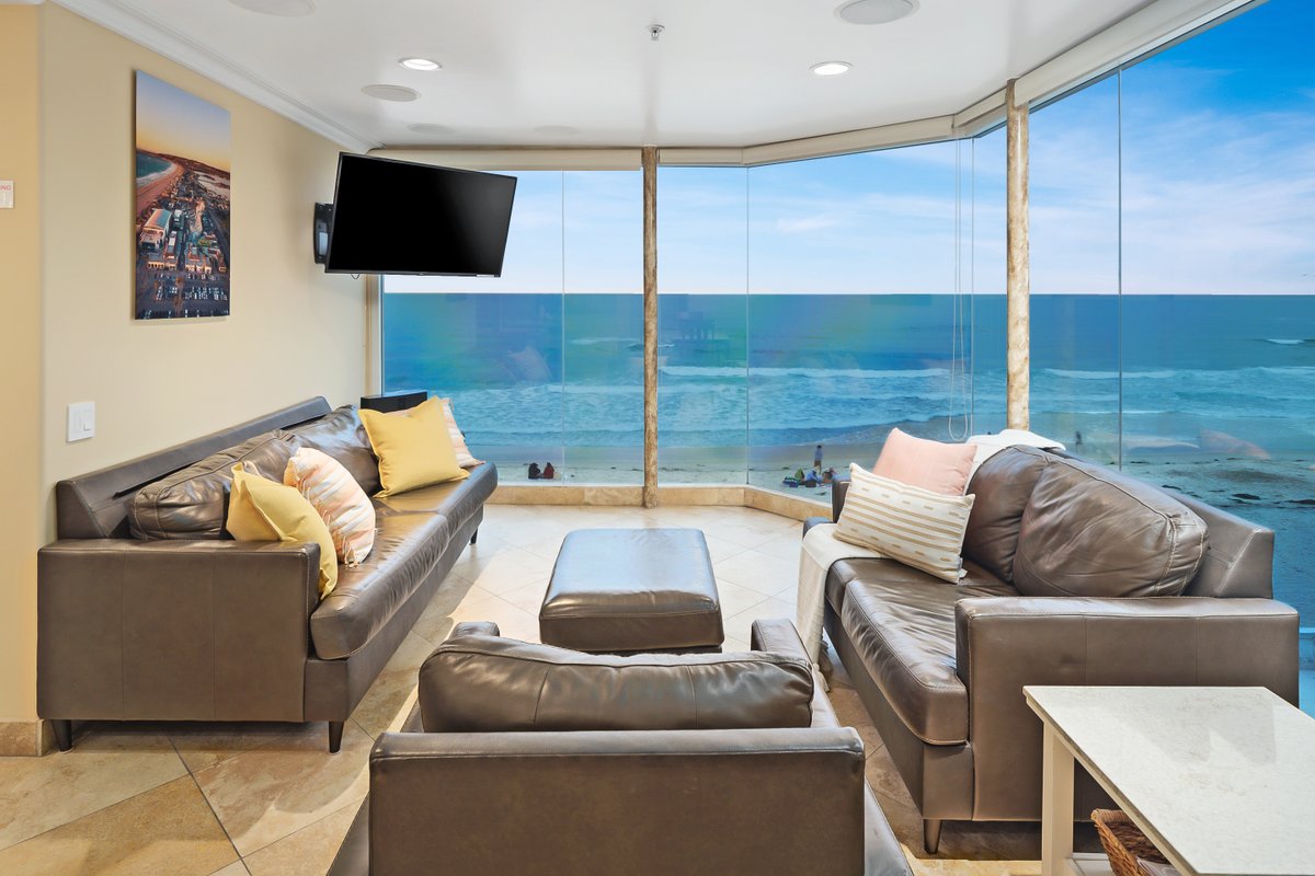 Oceanfront Penthouse: Luxury Views, A/C & Parking!
