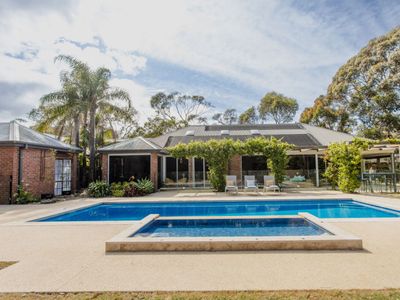 Pool – Spa – Basketball Court – Climbing Equipment