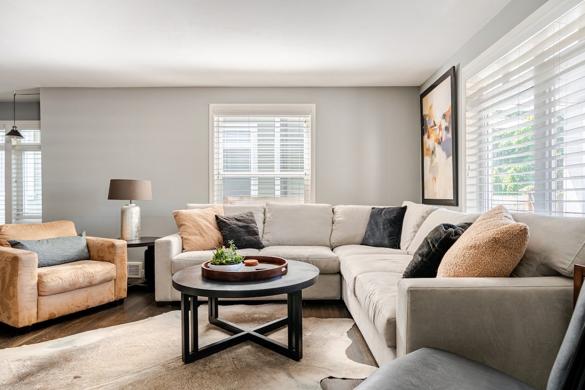 Classic Queen Anne home gallery image 3