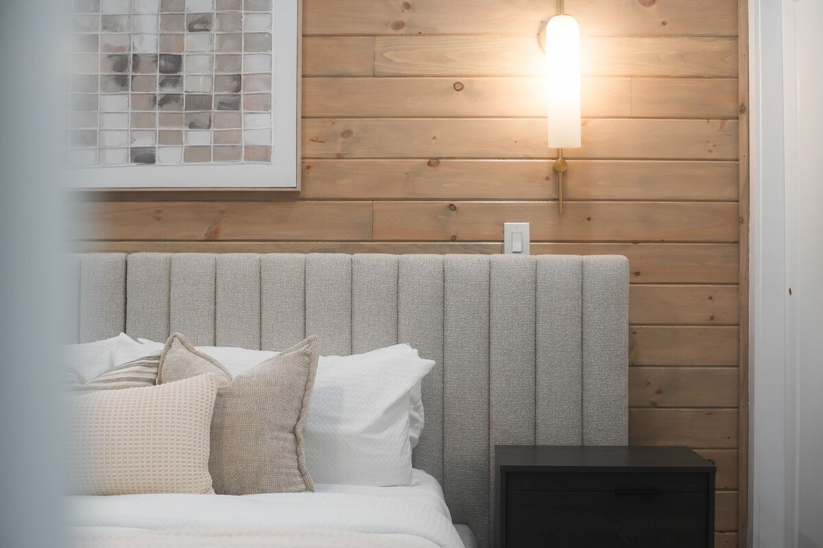 Zoka | Luxe Modern Cabin Near Clemson w/ Hot Tub gallery image 4