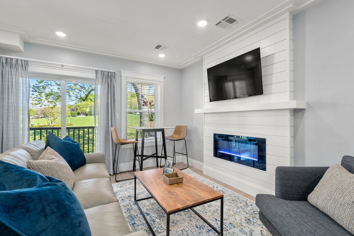 New 3 bedroom, 2 bath unit, meadow view! gallery image 3