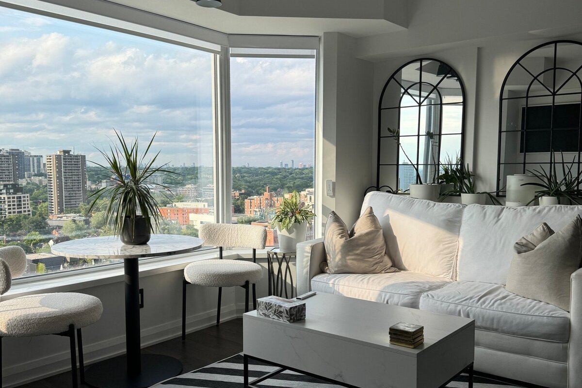 Luxurious Yorkville Hotel-Style 2BR Suite w View gallery image 5