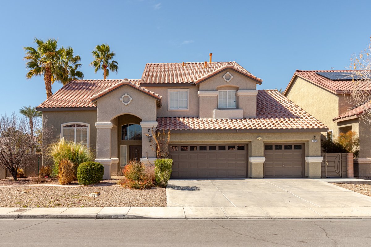 5 bedrooms 1 mile from the strip crowd pleaser