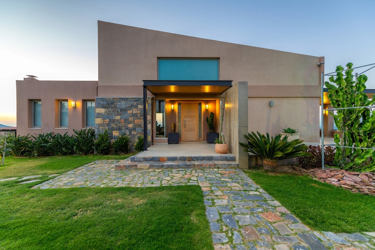 Luxury villa with infinity pool and Jacuzzi 16PAΧ gallery image 2