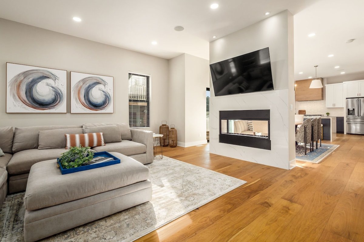 High End New Build, Rooftop Hot Tub, City Views! gallery image 4