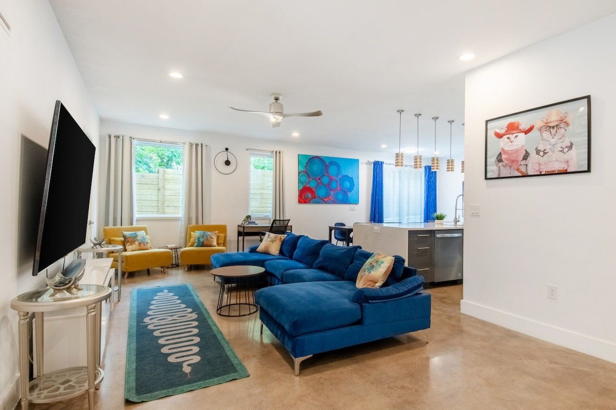 10+ BR Private Retreat, Hot Tub, Near Everything! gallery image 3