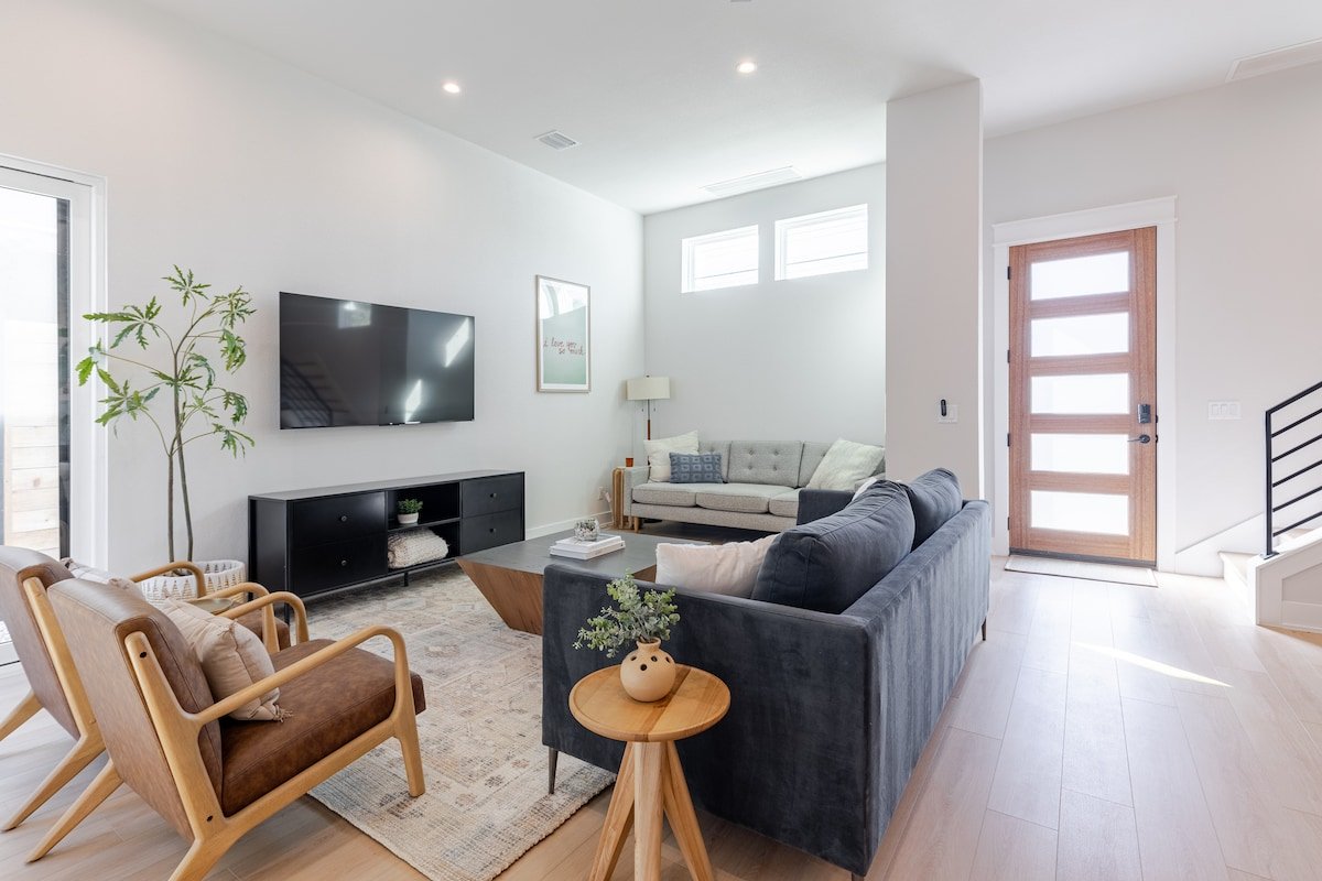 NEW Central Austin Estate: 2 Spacious Homes & Pool gallery image 4