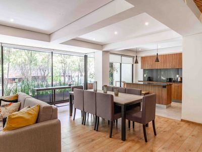 Outdoor Patio Luxury 3BD Apartment