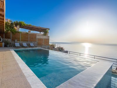 Stunning sea views, Access to a cove – Infinity