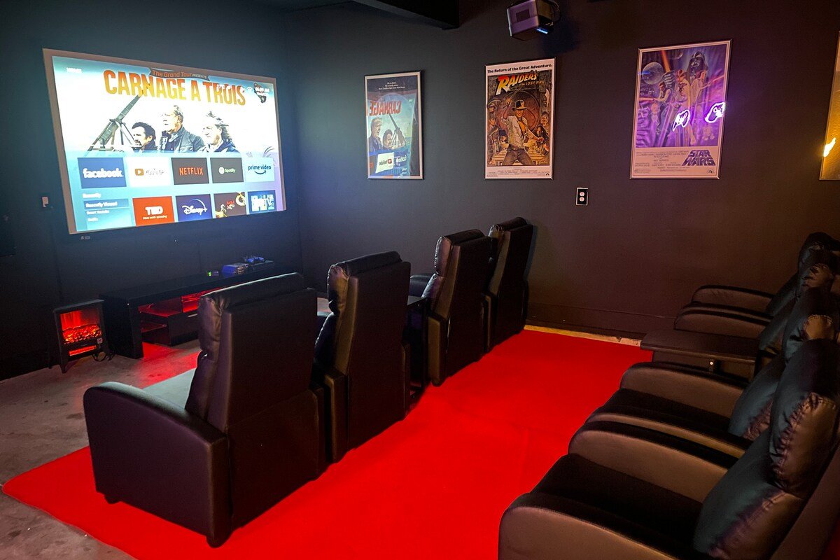 Movie Theater Rooftop Views 2 units Luxury Retreat gallery image 3