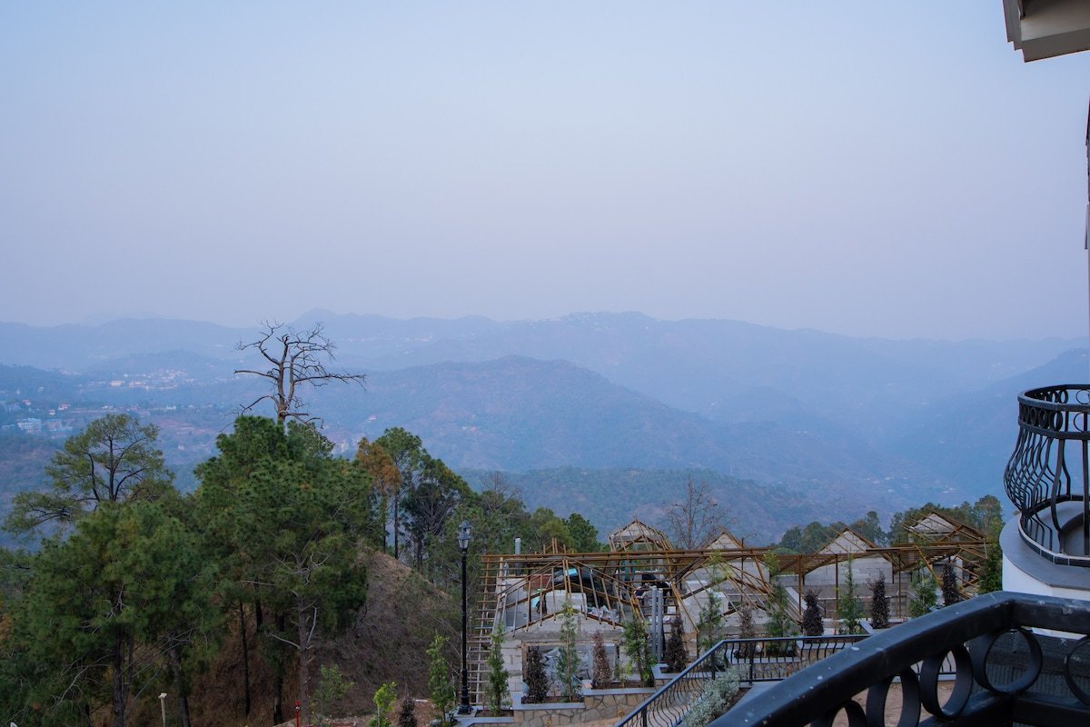 Luxe Hilltop Retreat W/ Indoor bar & Terrace gallery image 3