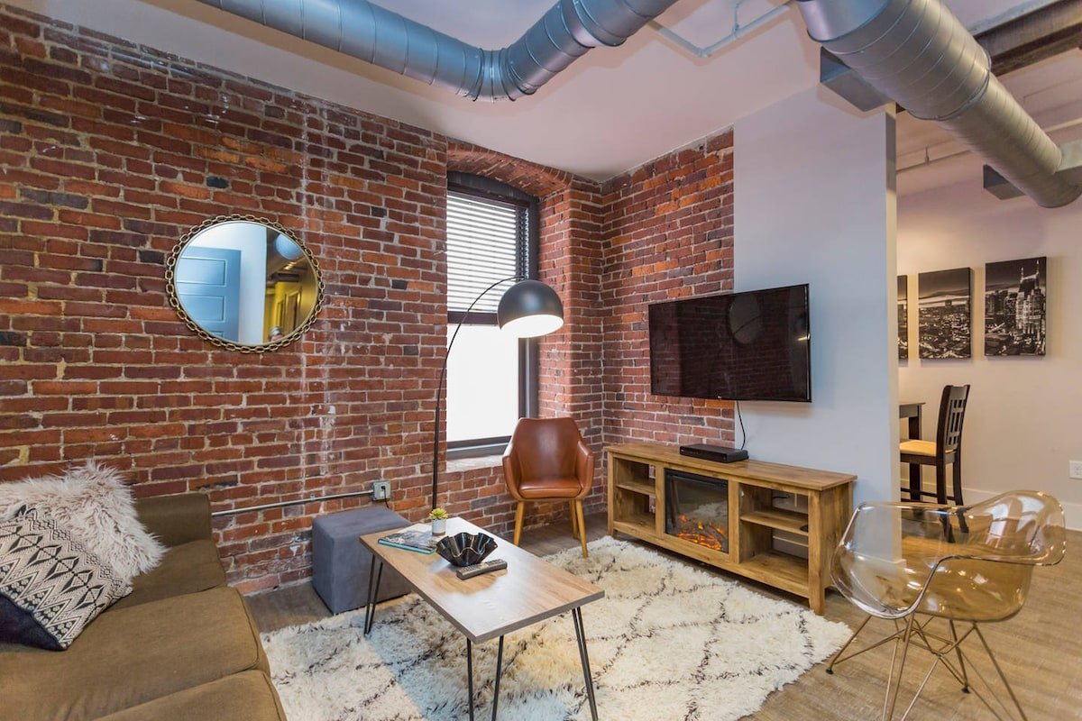 WALK to all the bars! DOWNTOWN Nashville Loft! 404 gallery image 4