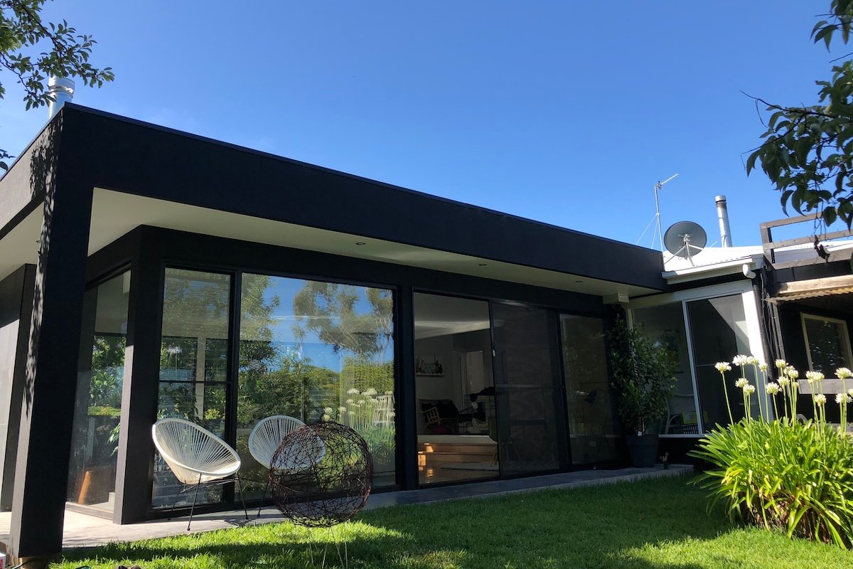 Stunning 50’s Beach House gallery image 4