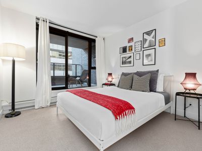 Nespresso /Yaletown/Private Balcony/Sleep 9 Adult!