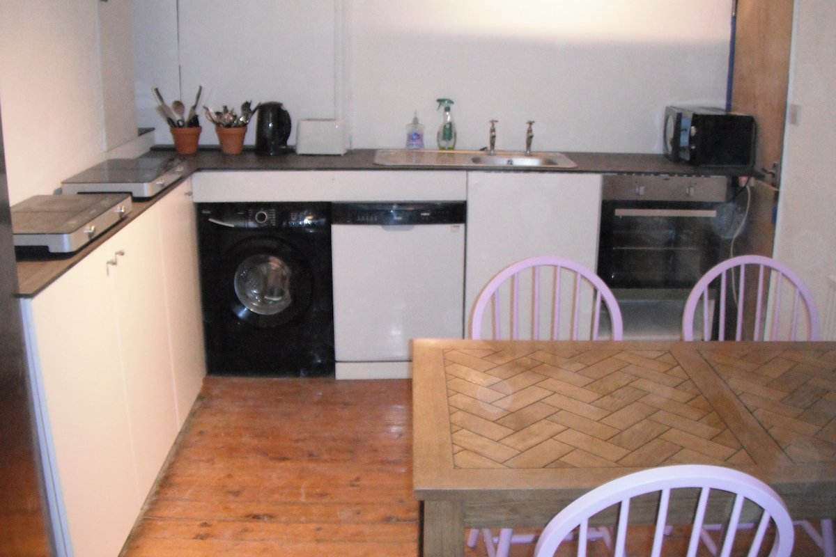 Large stylish 5 bedroom (3 en-suite) house gallery image 4