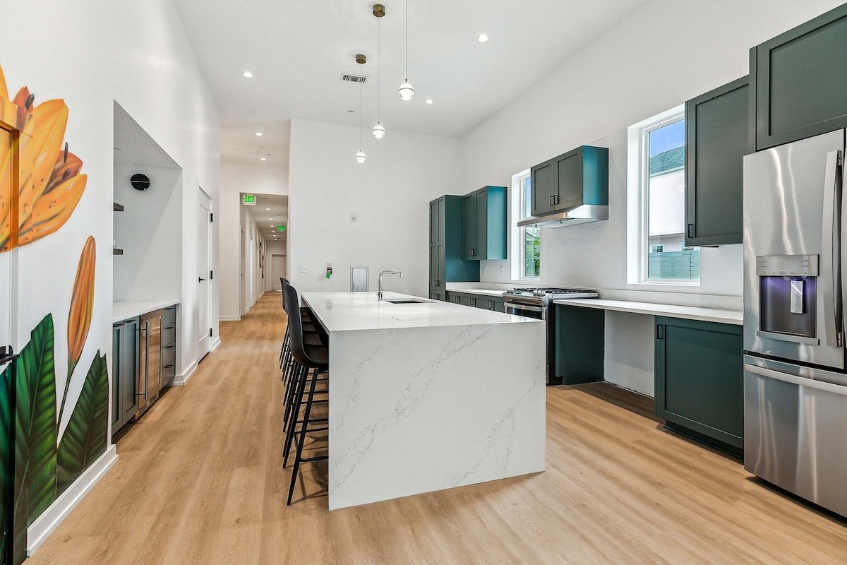 The Revelry | Urban Oasis | 6 Bd 4 ba+Pool near FQ gallery image 4