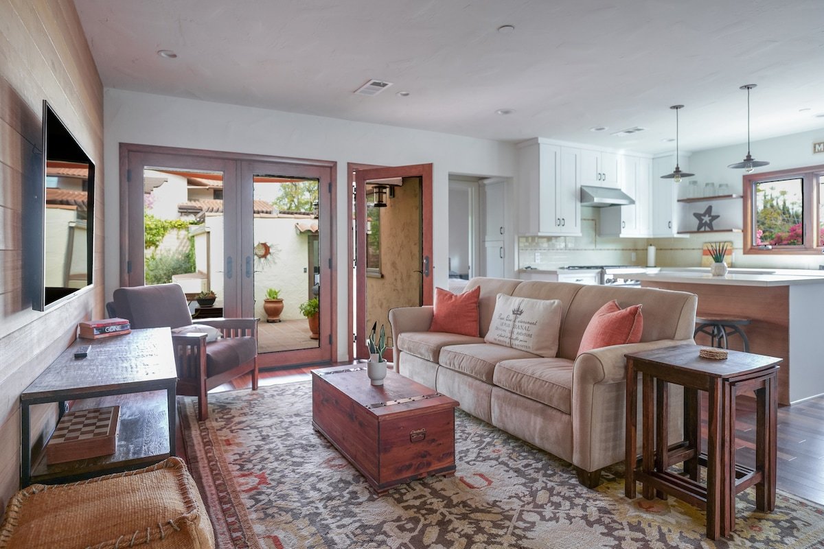 Luxurious Spanish House in a Scenic Neighborhood gallery image 2