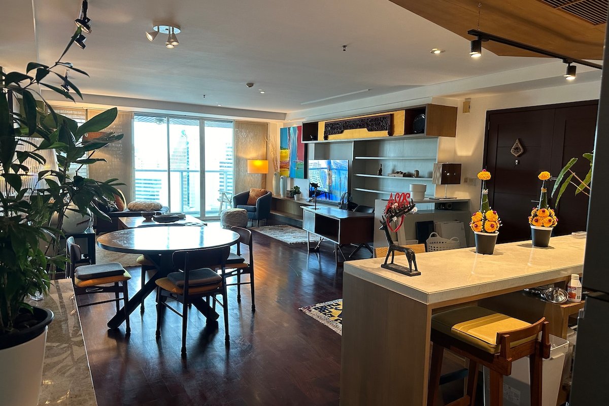 Arty Modern Hip Haven 2 Bdrm Apt gallery image 4