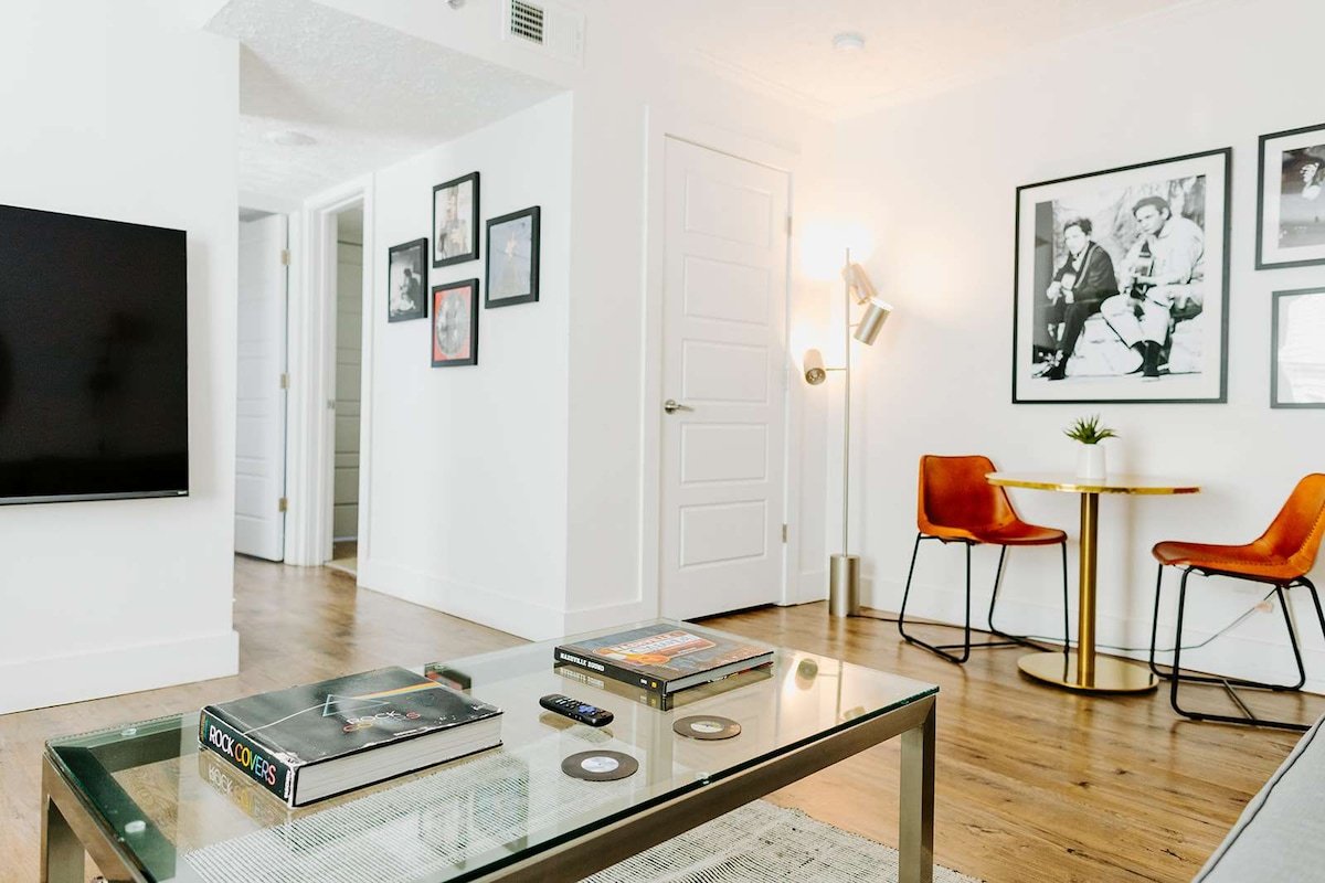 Entire Top Floor of Suites of the Vinyl Sleeps 16 gallery image 4