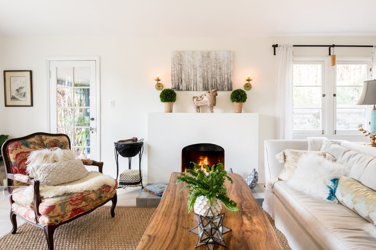 Lounge by the Pool at a Zen Oasis in Trendy Miracle Mile gallery image 2