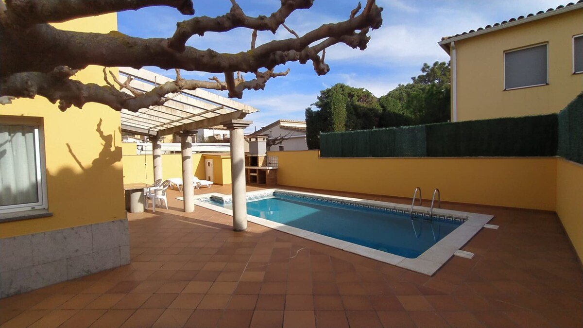 Magnolia l’Escala 2, casa con piscina y barbacoa gallery image 3