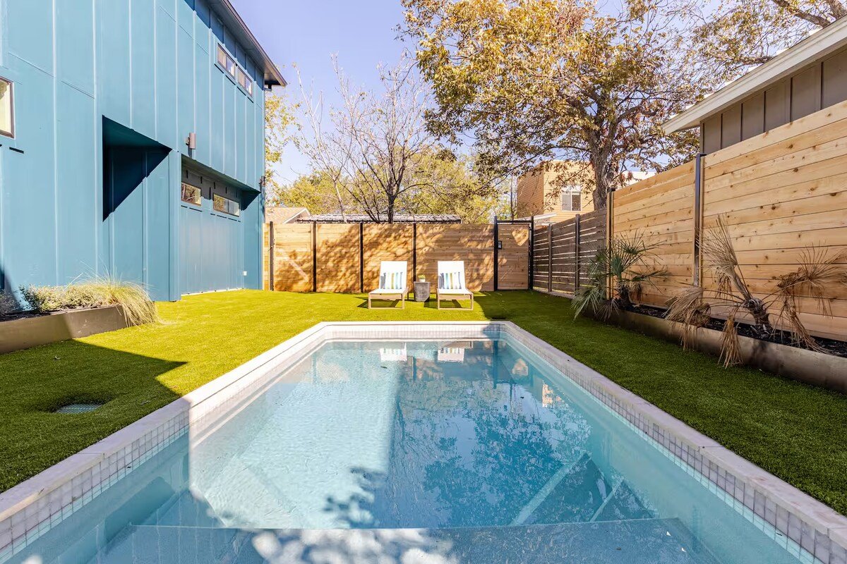 Modern Haven: Central Brand New Home w Heated Pool gallery image 3