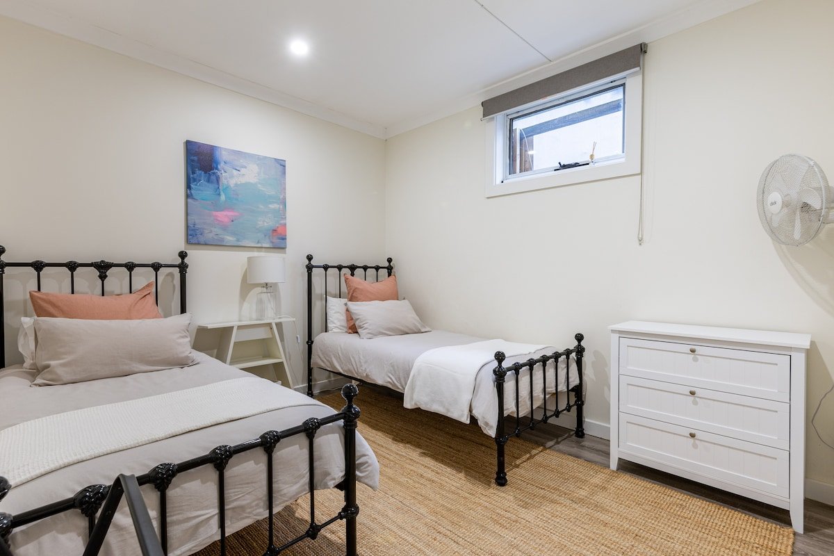 Bellbird Guesthouse: 3 bedrms, x1 bath, courtyard gallery image 5