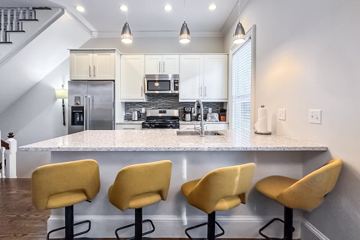 (5G2) Beautiful Duplex, W/D, Best Location! gallery image 3