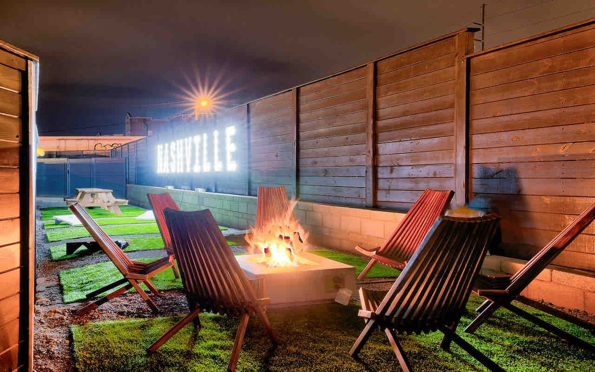 New Luxe-Walk To Broadway! 13 Beds|Hot Tub/Pool! gallery image 3