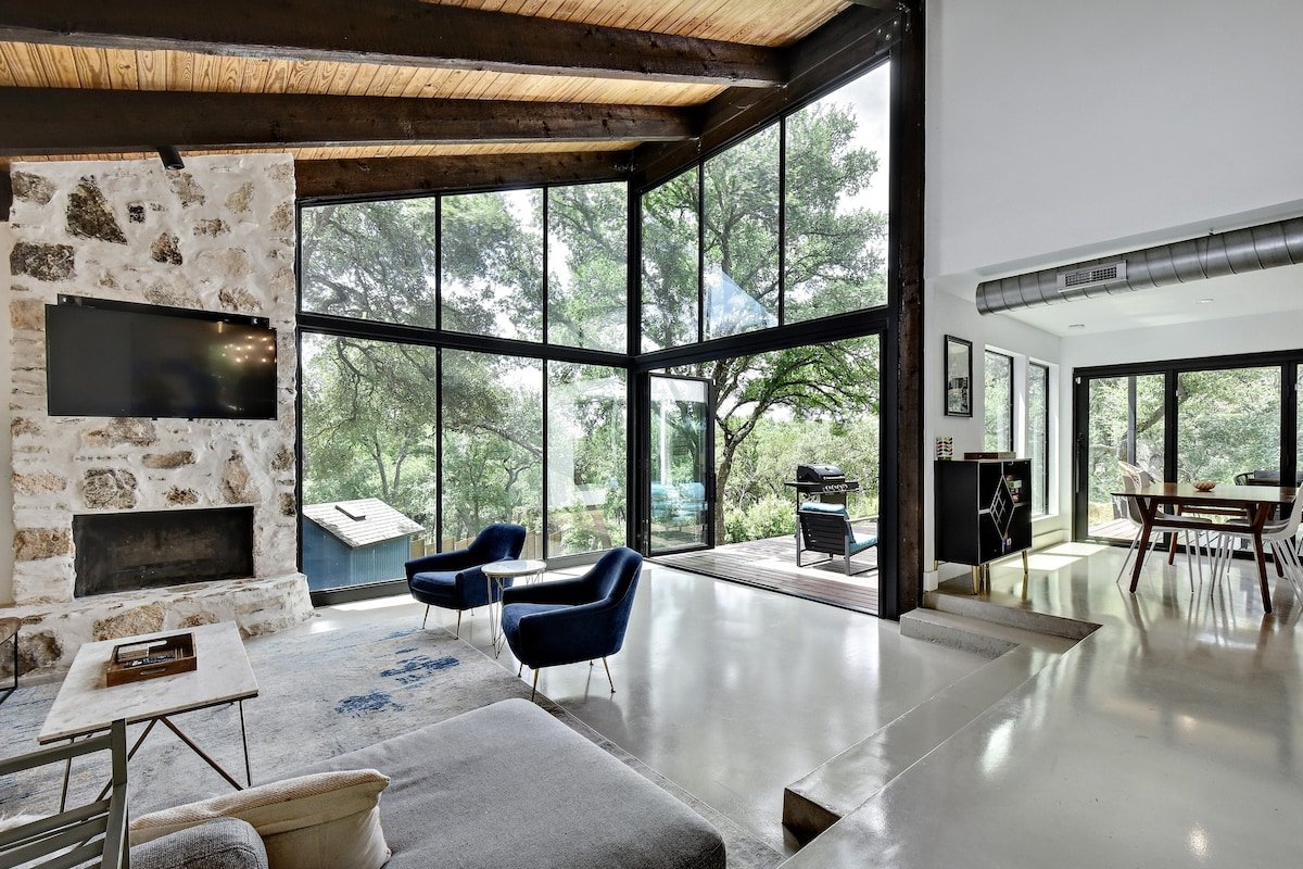 Luxury 6BR: Ping Pong, Foosball, 7 min to Downtown gallery image 5