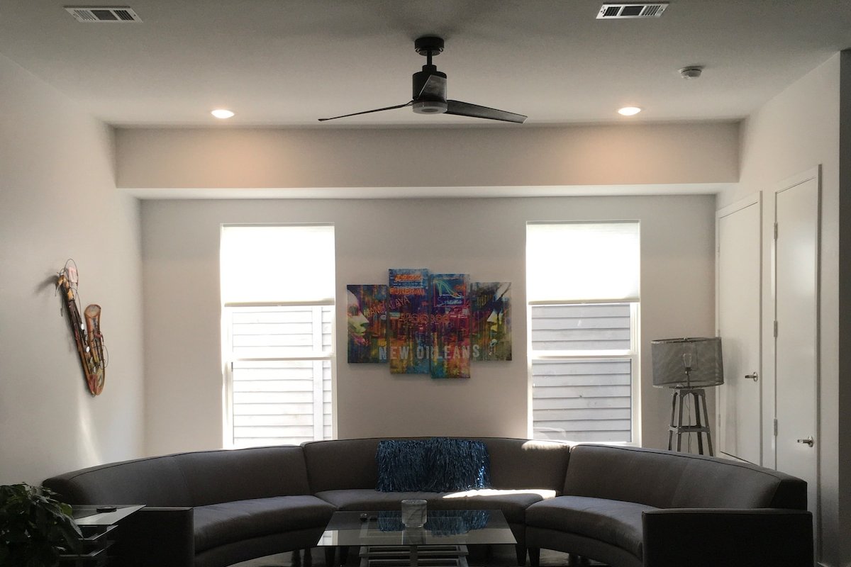 HOUSE OF MUSIC – Modern + Contemporary Dallas Home gallery image 3