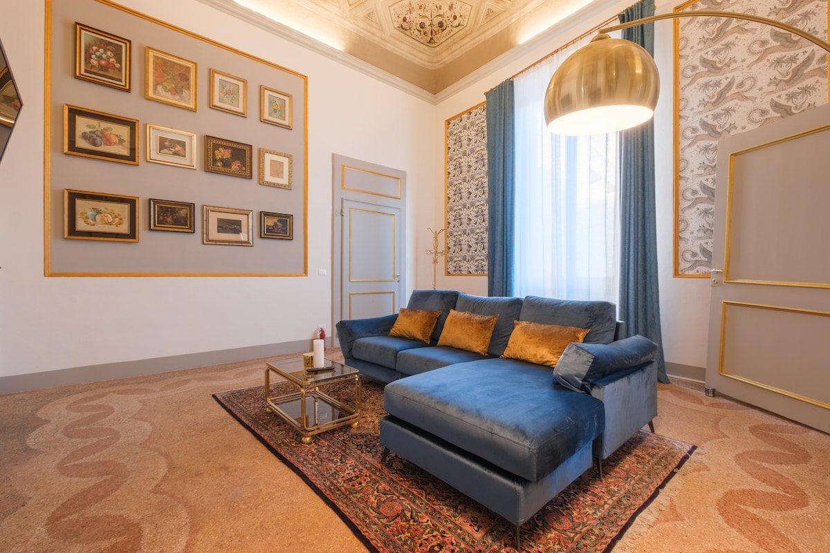 [Luxury] Affreschi Carracci • Piazza Maggiore gallery image 3