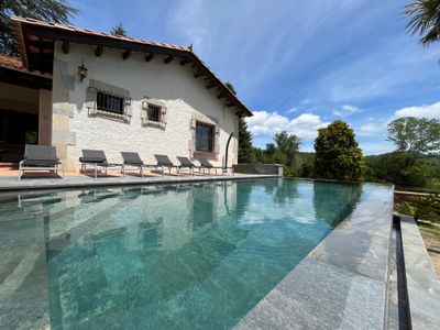Espectacular casa con piscina infinita y jacuzzi