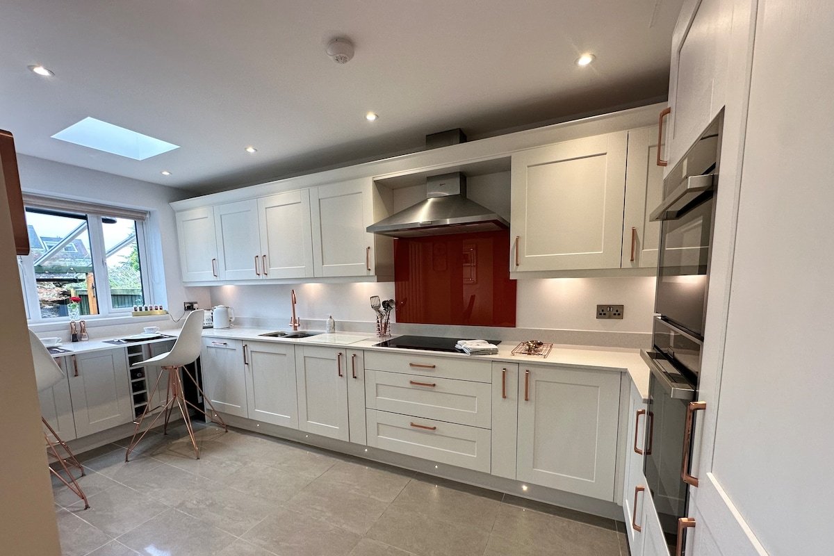 Splendid mews in trendy Bowdon, private parking. gallery image 4